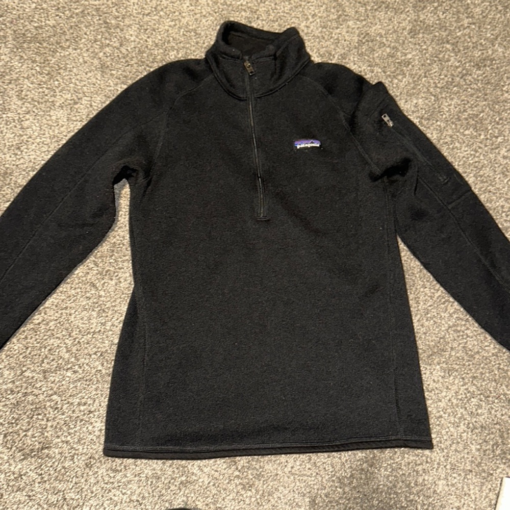 Women’s M Patagonia quarter zip. Lightly worn. Runs small.